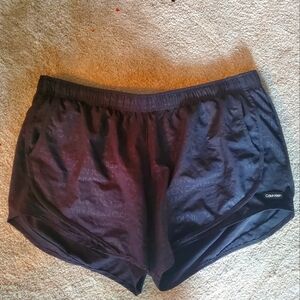 Calvin Klein printed shorts.🍒